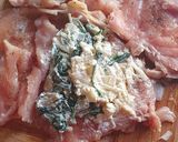 Foto del paso 5 de la receta: Pechuga de pollo rellena de quesos envuelta en tocino keto