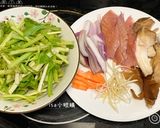芹菜菇菇炒魷魚的食譜步驟1照片