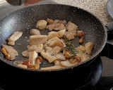 Foto del paso 6 de la receta: Patatas revolconas con salteado de setas de chopo