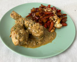 Foto del paso 10 de la receta: Muslitos de pollo a la crema