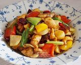 A picture of step 4 of Stir-Fried Chicken with Cashew Nuts.