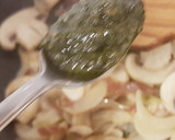Foto del paso 5 de la receta: Champiñones con jamón serrano, cebolla y pesto de perejil