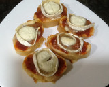 Foto del paso 5 de la receta: Montaditos de sobrasada con miel y queso de cabra