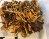 Une image de l'étape 2 de Poêlée de chanterelles à l oignon de roscoff et romarin frais.