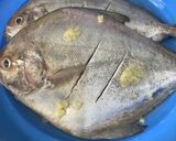 Foto langkah ke 1 dari resep Ikan Goreng Bumbu Acar Kuning.
