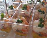 Foto del paso 3 de la receta: Ensalada de fruta, salmón y gambas -con salsa de yogur-