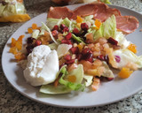 Foto del paso 6 de la receta: Ensalada con frutas, burrata, lomo embuchado y piñones