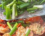 A picture of step 2 of Stir-fry lobster with ginger and scallion.