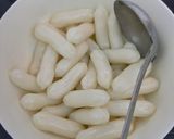 Hình bước làm 2 của món Bánh gạo lắc phô mai