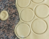 Foto del paso 4 de la receta: 🍪 Galletas con mermelada de arándanos y frambuesas ❤️💜
