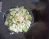 ग्रीन कांदा व करंदी फ्राय (green onion karandi fry recipe in marathi) रेसिपी स्टेप 2 फोटो 