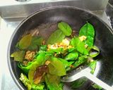 รูปขั้นตอนการทำที่ 2 ของ ใบเหลียงผัดไข่