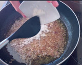 Foto del paso 3 de la receta: Chuleta de cerdo, salsa de mostaza y encurtidos