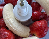 Foto del paso 1 de la receta: Licuado de banana y frutilla 🍌🍓