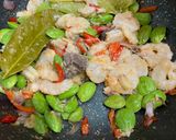 Foto langkah ke 3 dari resep Sambal Goreng Udang, Pete dan Telur.