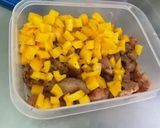 Une image de l'étape 8 de Poulet à la tomate, poivron jaune et cebettes.