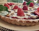 Foto del passaggio 3 della ricetta Crostata con marmellata di fragole e fragole fresche