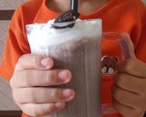Foto langkah ke 3 dari resep Cookies n Cream Milkshake.