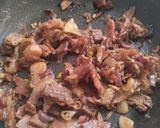 Foto del paso 2 de la receta: Salsa🥯de tocineta🥓y cebollas caramelizadas🥛🧅🧄