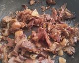 Foto del paso 2 de la receta: Salsa🥯de tocineta🥓y cebollas caramelizadas🥛🧅🧄