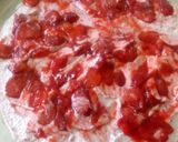 A picture of step 5 of Strawberry cream cheese roll.