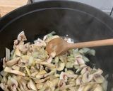Foto langkah ke 2 dari resep Champignon mushroom creamy soup (sup jamur).
