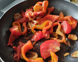 Foto del paso 1 de la receta: Calabacines🥒🍲🥫 en salsa de pimiento rojo y tomate asado🍅🌶️🧅