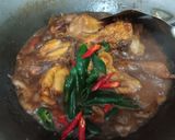 Foto langkah ke 4 dari resep Ayam kecap cabai merah hijau.