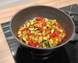 Foto del paso 3 de la receta: Huevos rotos con calabacín y pimiento