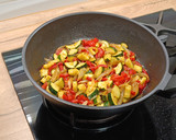 Foto del paso 3 de la receta: Huevos rotos con calabacín y pimiento