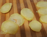 Foto del paso 4 de la receta: Recuerdo de infancia: patata con langostinos y huevos