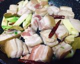รูปขั้นตอนการทำที่ 2 ของ หมูสามชั้นอบน้ำแดงสูตรเบียร์บ้านหมี 熊家啤酒红烧肉 และเกร็ดน่ารู้