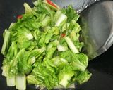 Foto langkah ke 2 dari resep Tumis sawi keriting simple enak.