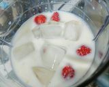 Foto langkah ke 2 dari resep Strawberry Banana Smoothie.