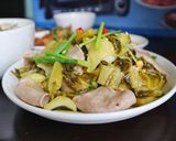 Hình bước làm 1 của món Phèo xào dưa cải chua