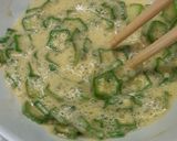 รูปขั้นตอนการทำที่ 1 ของ ไข่เจียวกระเจี๊ยบเขียว (Okra Omelette)