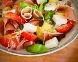 Hình bước làm 4 của món Salad Thơm, Dâu Tây, Phô Mai Feta & Jambon Iberico