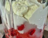 Une image de l'étape 2 de Glace légère au yaourt à la fraise.