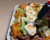 Foto del paso 7 de la receta: Ensalada de tomates, aguacate, verduras encurtidas y rulo de cabra tostado