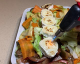 Foto del paso 7 de la receta: Ensalada de tomates, aguacate, verduras encurtidas y rulo de cabra tostado