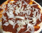 Gambar langkah 2 resipi Pineapple Tuna Pizza.