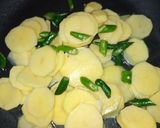 A picture of step 3 of Potato Chilli Fry.