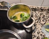 Foto del paso 4 de la receta Tortilla de brócoli con sobre mesa de tomate