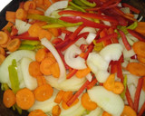 Foto del paso 2 de la receta: Bifes a la criolla al horno con guarnición de papas