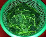 Hình bước làm 3 của món Rau bí xào lòng gà