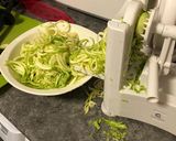 Foto del paso 1 de la receta: Espaguetis de calabacín con bechamel de puerro