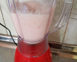 Foto del paso 3 de la receta: Licuado Proteínico de banana y frutilla🍓🍌