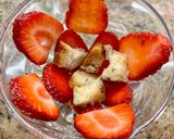Foto del paso 2 de la receta: Fresas 🍓 con Torrijas bañadas en Natillas 💛 Receta de aprovechamiento