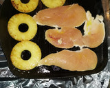 Foto del paso 3 de la receta: Pechuga de pollo con piña a la plancha