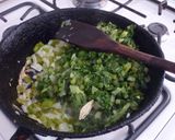 Foto del paso 2 de la receta: Paquetitos de acelga rellenos de pollo en salsa de tomate